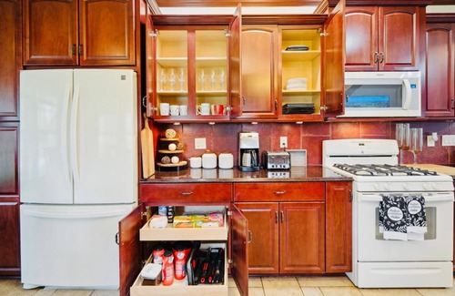 Greater South Side Casa | The Royal Palace/pool/Jacuzzi/Theater/Pool table/ Fire pit.