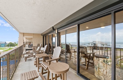 Rockport Casa | The Royal Reef - Laguna Reef 405: Spacious 2BR Bayfront Condo