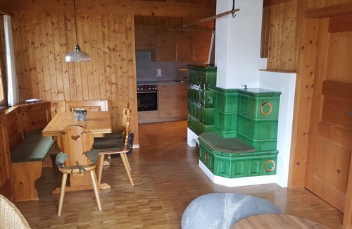Kublis Casa | La casa de vacaciones rústica en la ladera soleada