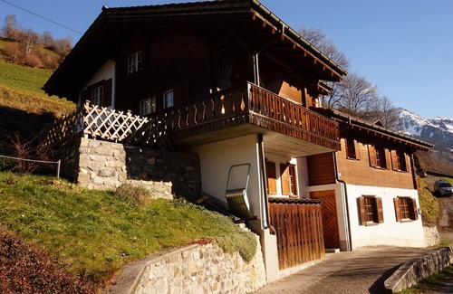 Kublis Casa | La casa de vacaciones rústica en la ladera soleada