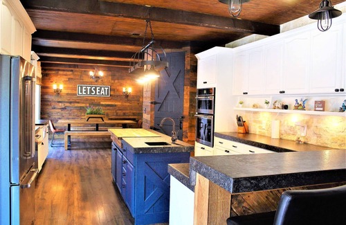 Cross Mountain Casa | The Rustic Inn- Family friendly, Near Fiesta Texas