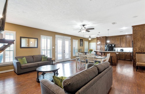 Brookshire Casa | The Rustic Manor & Starry Night
