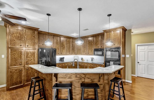 Brookshire Casa | The Rustic Manor & Starry Night