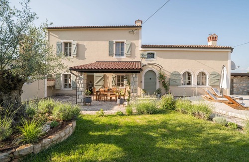 Flengi Villa | La villa rústica Allure en Istria con piscina privada