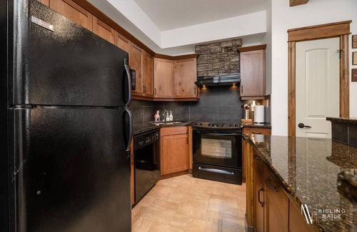 East Kootenay Apartamento | The Sable Bright Side | Pool | Hot Tub | Top Floor