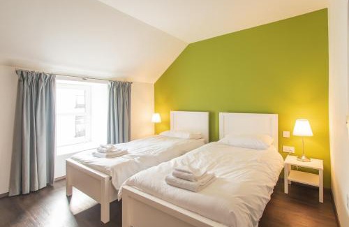 Bowmore Apartamento | The Saddlers House - best price per bed
