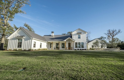 Columbus Casa | The Sage Farmhouse- Una casa de campo moderna en 27 acres a solo 25 minutos de Round Top