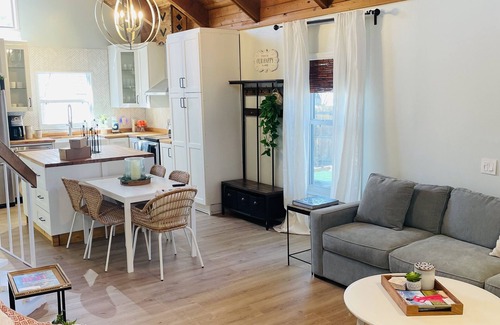 Poinciana Park Casa | The SAILOR HOUSE Walk to downtown Fort Lauderdale or golf cart to the beach