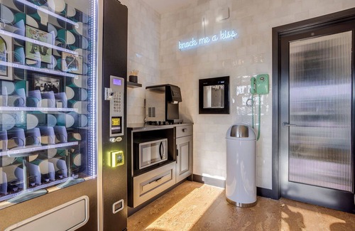 Newport Casa | The Salomé - ADA Accessible@ The Louie Boutique Motel, Walk to Everything! Dog Friendly!