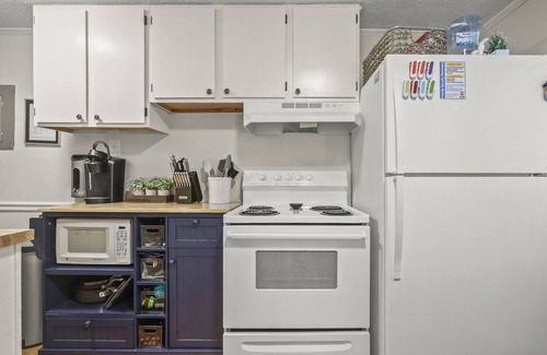Surfside Beach Cabaña | The Saltwater Cottage-Golf Cart & Linens Included