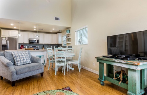 Galveston Casa | Relajante Beach House a pocos pasos de la playa con 2/1 + Loft Sleeping 7!