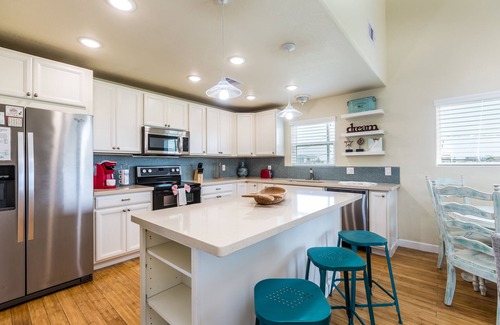 Galveston Casa | Relajante Beach House a pocos pasos de la playa con 2/1 + Loft Sleeping 7!