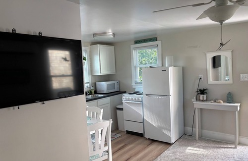 North Carolina Coast Apartamento | The Sand Bucket is within walking distance to the beach and boardwalk.
