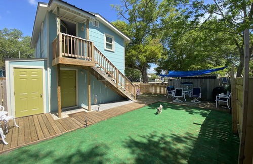 North Carolina Coast Apartamento | The Sand Bucket is within walking distance to the beach and boardwalk.