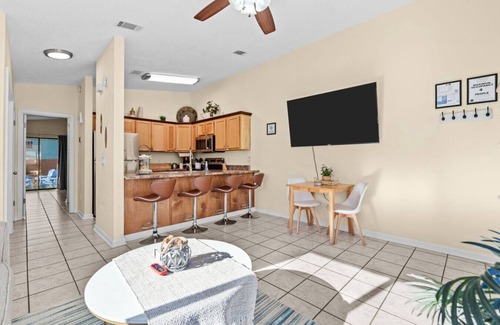 Biltmore Beach Casa | The Sand Dollar King Bed 6 Min Walk to Beach!