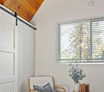 Running Springs Chalet De Esquí | The Scandia “A-Frame Chalet” Fireplace & Hot tub