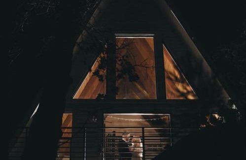 Running Springs Chalet De Esquí | The Scandia “A-Frame Chalet” Fireplace & Hot tub