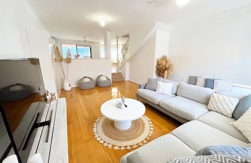 Scarborough Casa | The Scarborough Beach House - 500m from the Beach