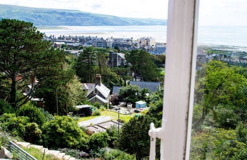Barmouth Casa | The sea captains house, with stunning views over Barmouth. Sleeps 12, Hot tub +