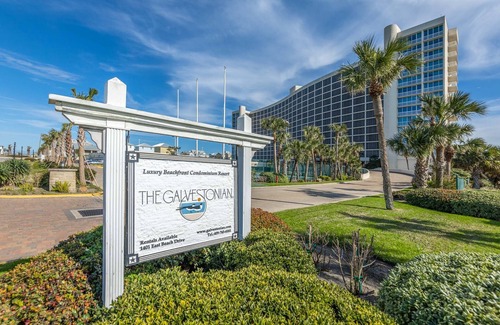 Beachtown Condominio | The Sea Spot at The Galvestonian-Private Balcony-Beachfront-Heated Pool!