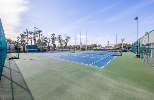 Beachtown Condominio | The Sea Spot at The Galvestonian-Private Balcony-Beachfront-Heated Pool!