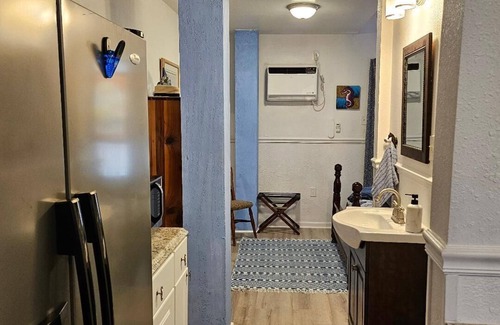 Galveston Apartamento | The Seahorse Apt - Lakeside and 2 blocks to the Beach