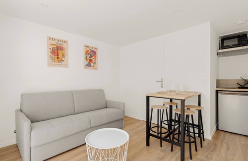 Decines-Charpieu Apartamento | The Secret Garden