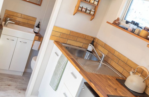 New Plymouth Casa | The Secret Studio, Outdoor Bath & Pizza Oven