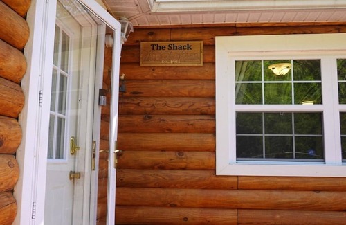 Summerlee Casa | The Shack, An exquisite 3 bed room log cabin.