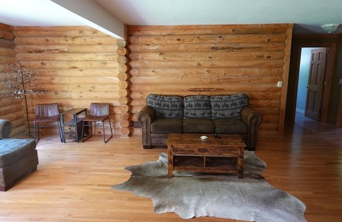 Summerlee Casa | The Shack, An exquisite 3 bed room log cabin.