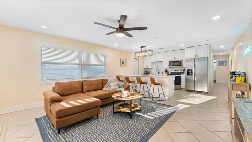 Cocoa Beach Apartamento | The Shark Tank Cocoa Beach - Beach Boho, Downtown, 5-Min Walk to Beach, Shops & Bars