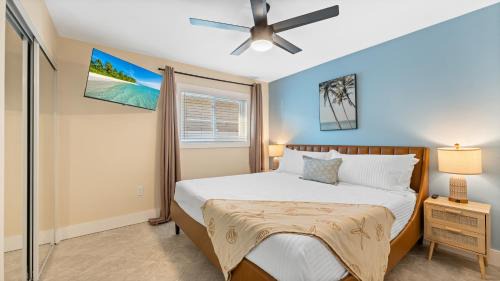 Cocoa Beach Apartamento | The Shark Tank Cocoa Beach - Beach Boho, Downtown, 5-Min Walk to Beach, Shops & Bars