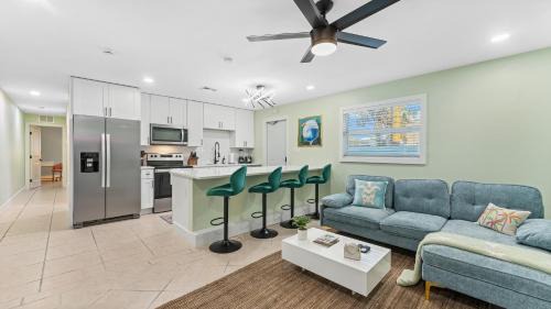 Cocoa Beach Apartamento | The Shark Tank Cocoa Beach - 2 2BR Units - 4BR Total - Each Unit Sleeps 5 - Walk to Downtown & Beach