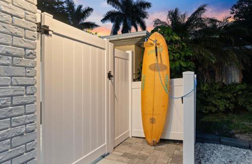 Cocoa Beach Apartamento | The Shark Tank Cocoa Beach - 2 2BR Units - 4BR Total - Each Unit Sleeps 5 - Walk to Downtown & Beach