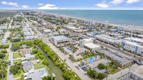 Cocoa Beach Apartamento | The Shark Tank Cocoa Beach - 2 2BR Units - 4BR Total - Each Unit Sleeps 5 - Walk to Downtown & Beach