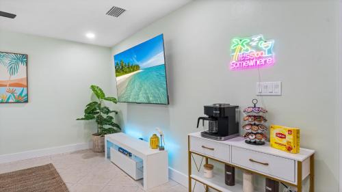 Cocoa Beach Apartamento | The Shark Tank Cocoa Beach - Margaritaville, Downtown, 5-Min Walk to Beach, Shops & Bars