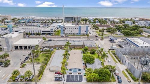 Cocoa Beach Apartamento | The Shark Tank Cocoa Beach - Margaritaville, Downtown, 5-Min Walk to Beach, Shops & Bars