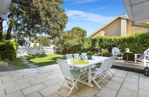 Rye Cabaña | The Shearwater Deck - 250m from the bay beach - BEACHSIDE SPA COTTAGE
