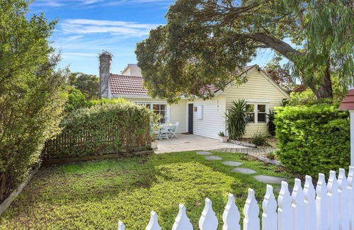 Rye Cabaña | The Shearwater Deck - 250m from the bay beach - BEACHSIDE SPA COTTAGE