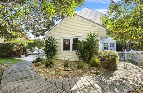 Rye Cabaña | The Shearwater Deck - 250m from the bay beach - BEACHSIDE SPA COTTAGE