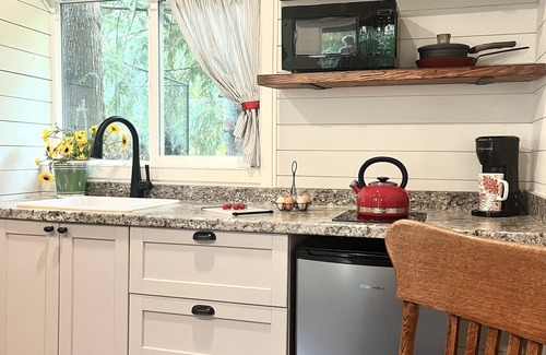 Newberg Cabaña | The Shed@LivelyFarm A tiny house on the edge of everything in Newberg.