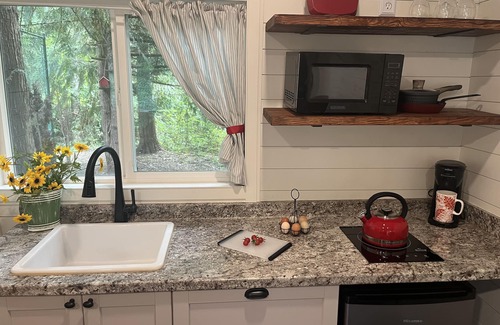 Newberg Cabaña | The Shed@LivelyFarm A tiny house on the edge of everything in Newberg.