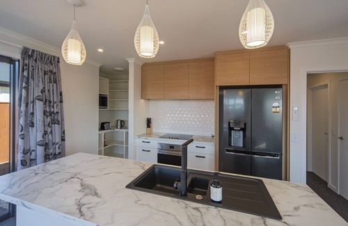 Richmond Casa | The Shepherds Retreat - Modern Comfort in a Sunlit Haven in Richmond