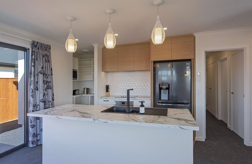 Richmond Casa | The Shepherds Retreat - Modern Comfort in a Sunlit Haven in Richmond