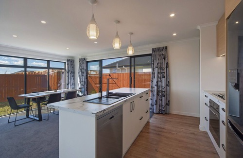 Richmond Casa | The Shepherds Retreat - Modern Comfort in a Sunlit Haven in Richmond
