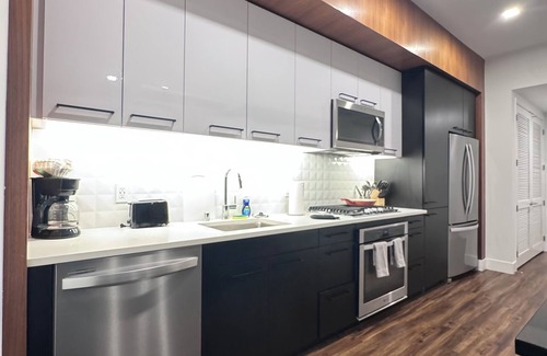East Village Apartamento | The Shift – Designer 1BRs with rooftop pool, gym, and quartz interiors.