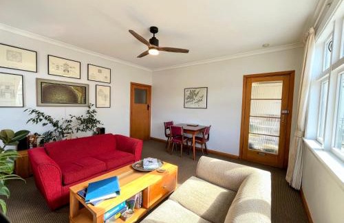 Picton Apartamento | The Signal - Stylish Deco Apt with Deck and Marina View