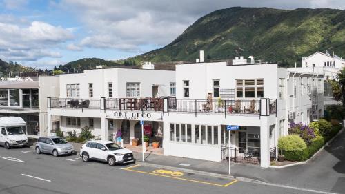 Picton Apartamento | The Signal - Stylish Deco Apt with Deck and Marina View