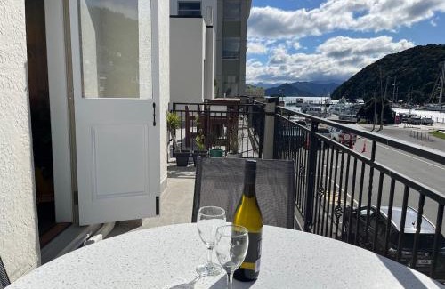 Picton Apartamento | The Signal - Stylish Deco Apt with Deck and Marina View