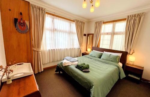 Picton Apartamento | The Signal - Stylish Deco Apt with Deck and Marina View